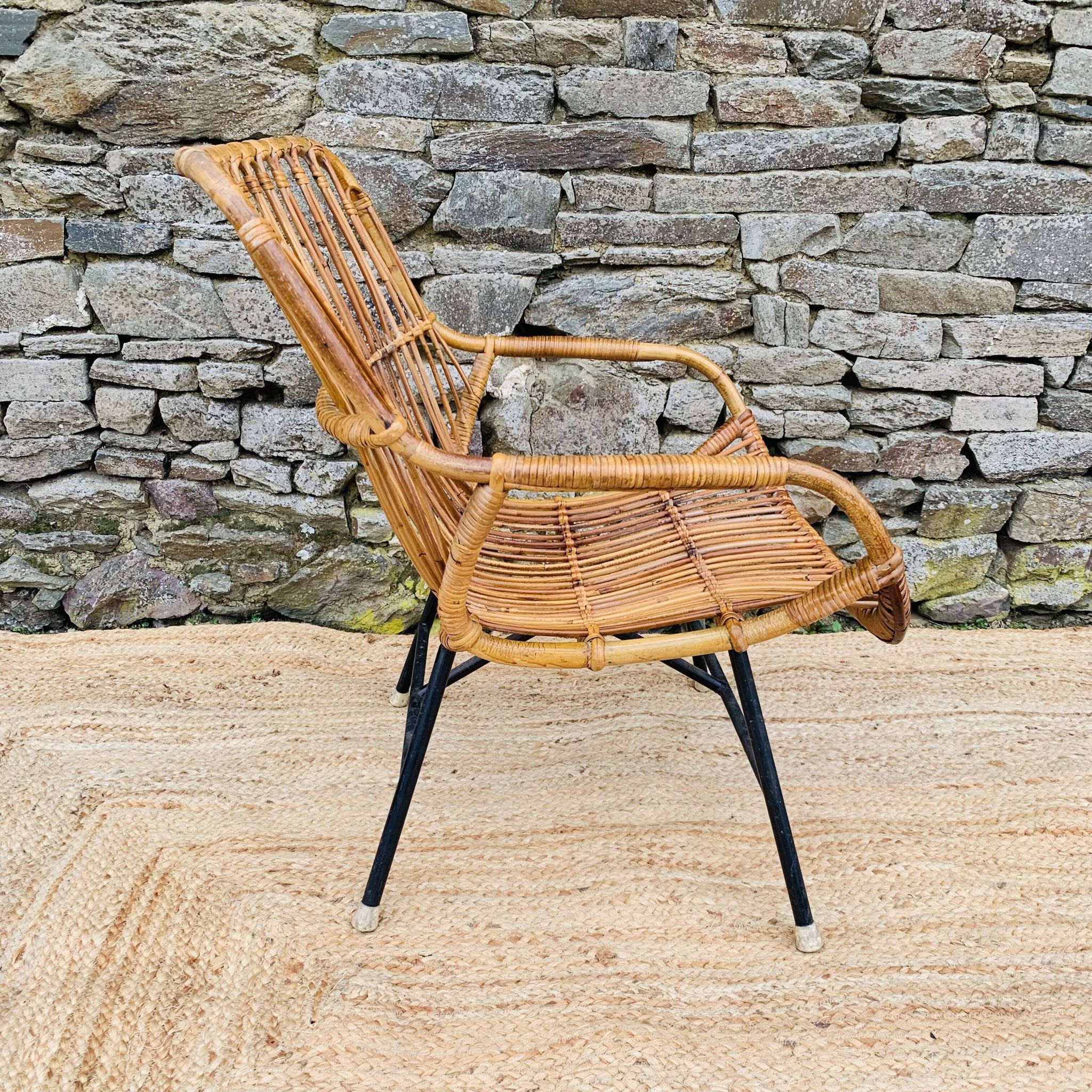 Fauteuil en rotin et piétement en métal noir 1960
