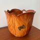 Cache-pot artisanal vintage en céramique formant une fleur