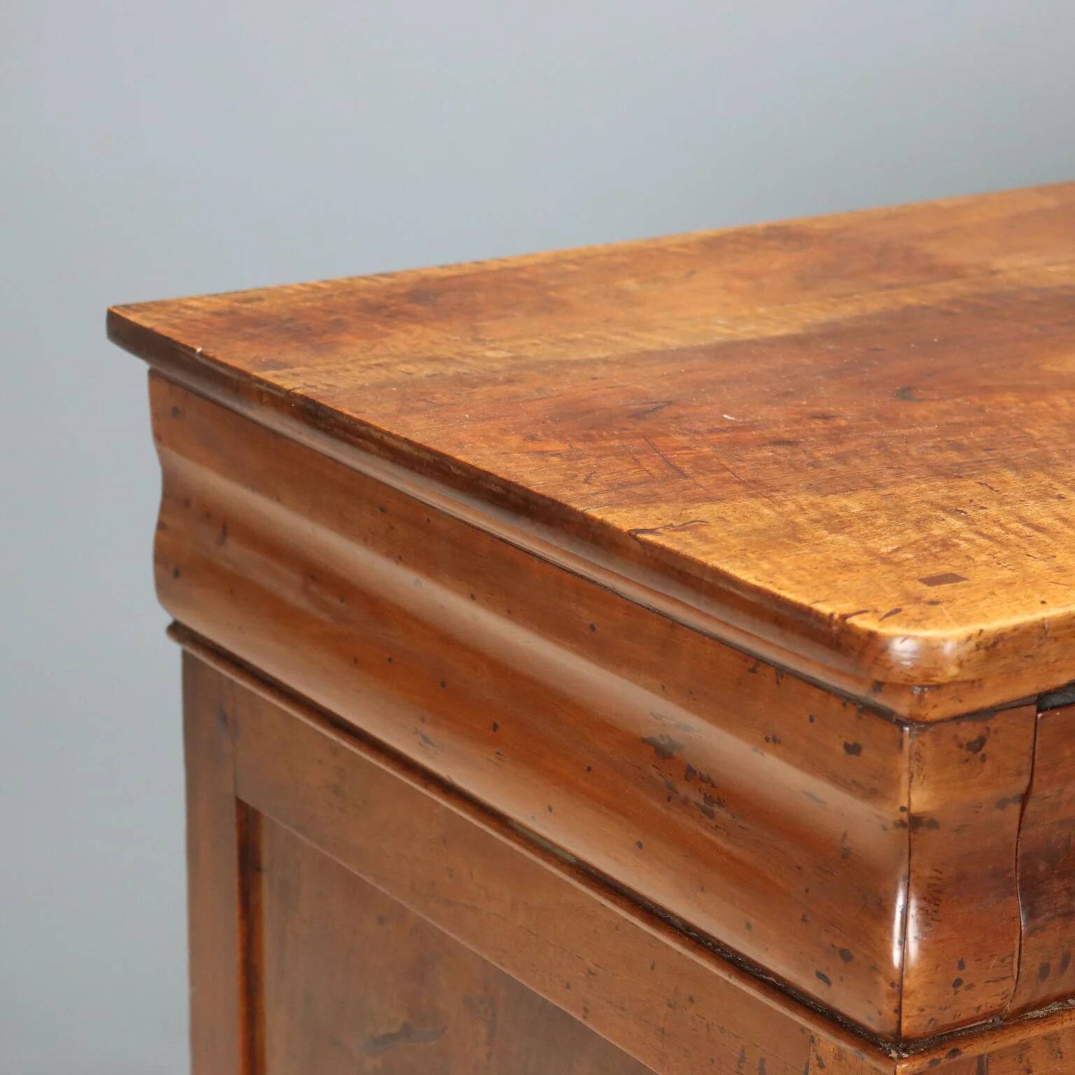 Carlo X commode in walnut - Italy 19th century
