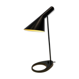 Lampe de table noire conçue par Arne Jacobsen et fabriquée par Louis Poulsen