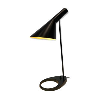 Lampe de table noire conçue par Arne Jacobsen et fabriquée par Louis Poulsen