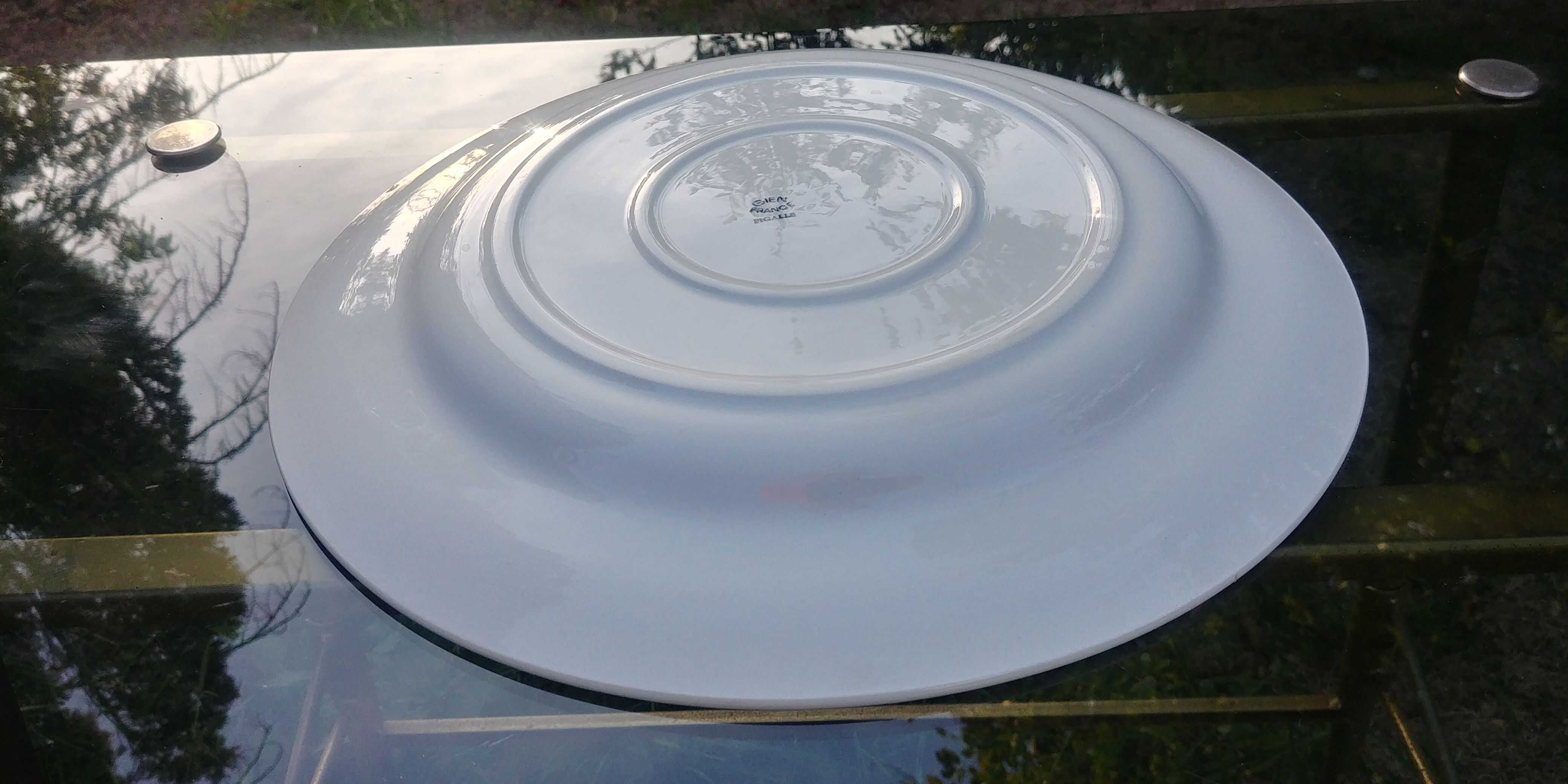 Round serving dish of the faiencerie of Gien model Old Pigalle.