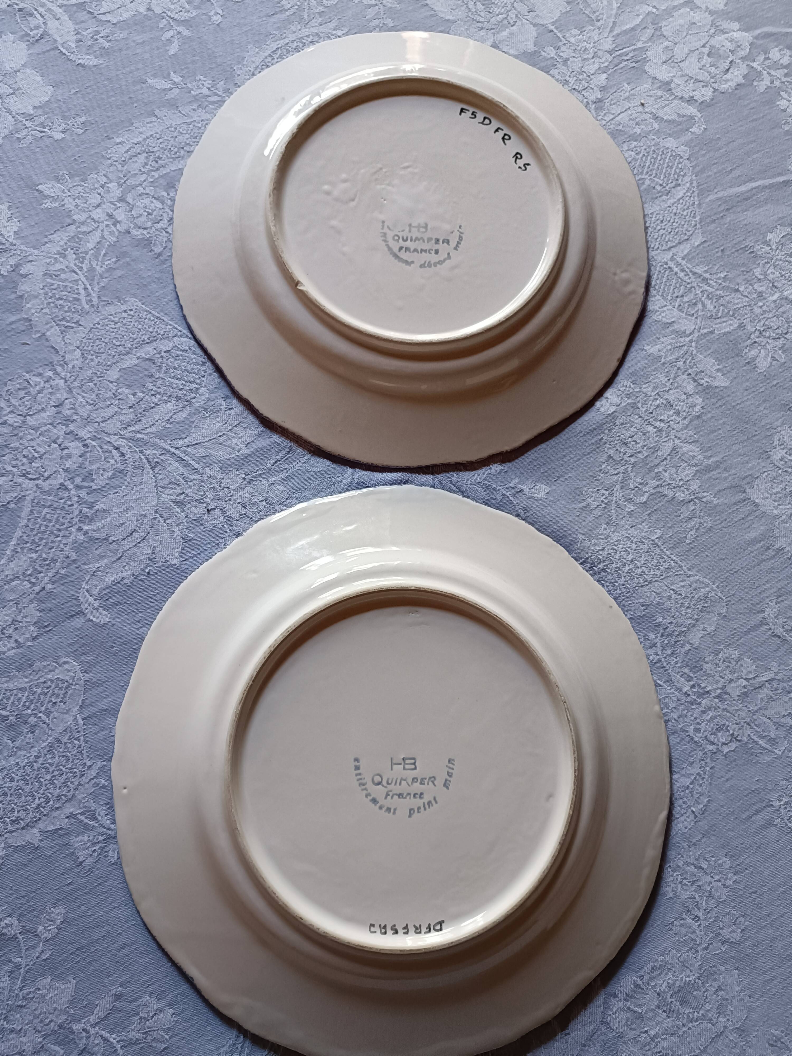 2 assiettes en faïence de Quimper peintes à la main