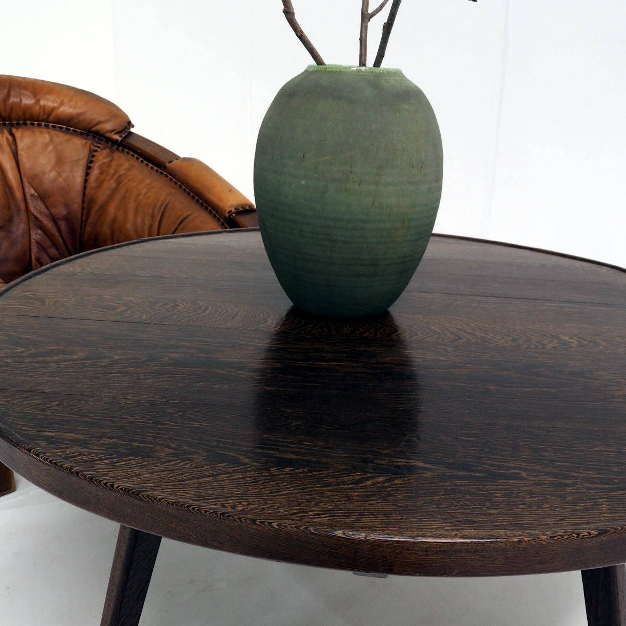 Table basse rurale à l'architecture contemporaine, bois de wengé massif