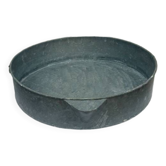 Grande bassine vintage industrielle en zinc avec bec verseur.