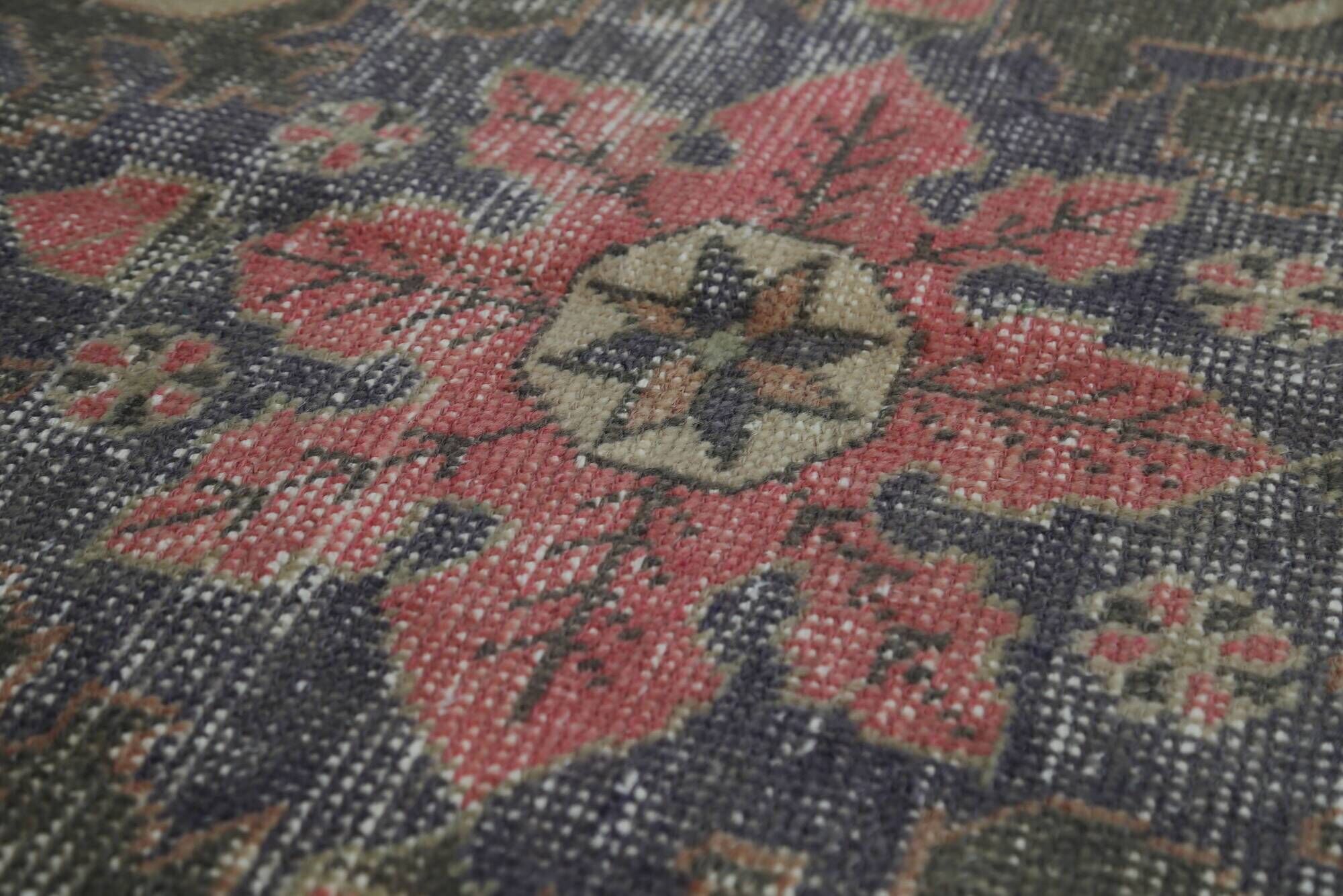 Vintage multicoloured Turkish rug with floral medallion, 125 × 213 cm