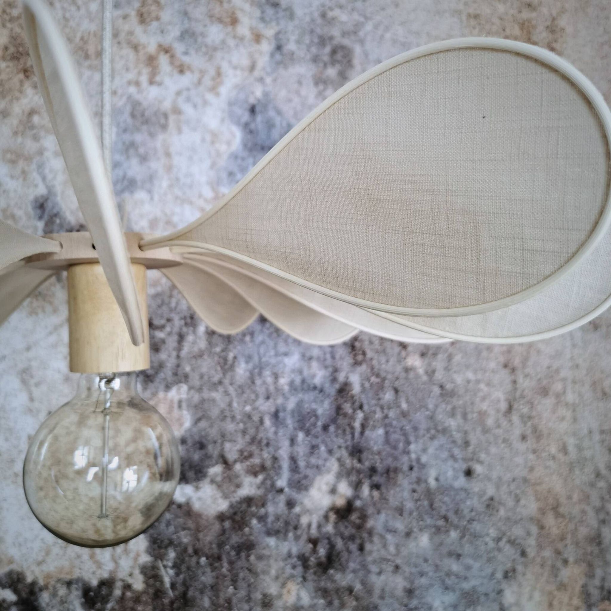 12-blade propeller suspension in rattan and sand linen