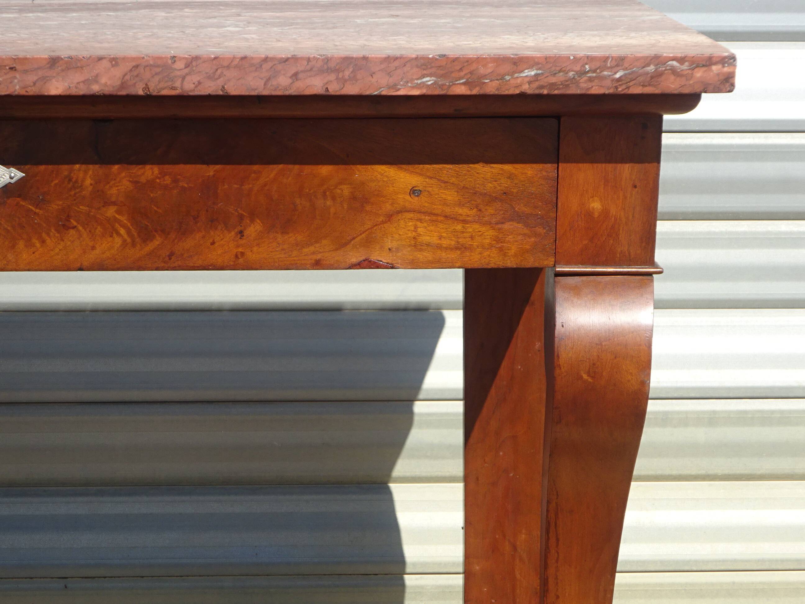 Console époque Restauration, style  Charles X en noyer avec marbre griotte