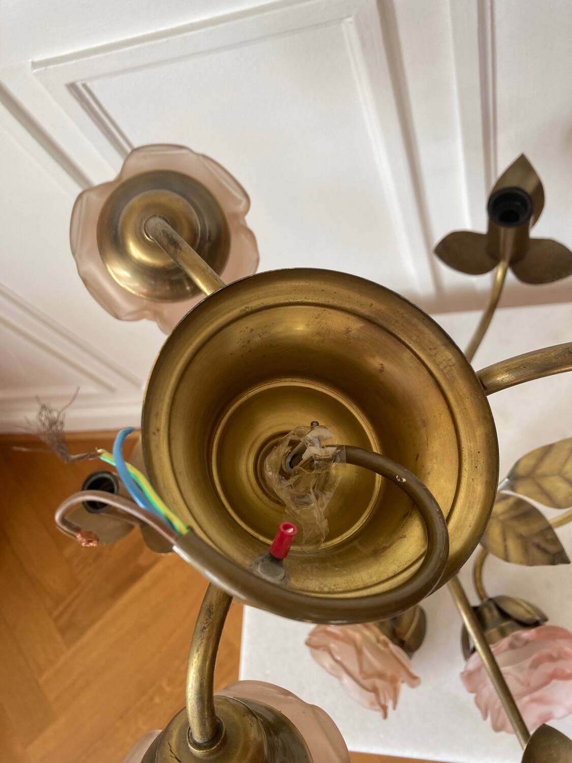 Set of chandelier and 2 wall lights in gold metal and glass roses