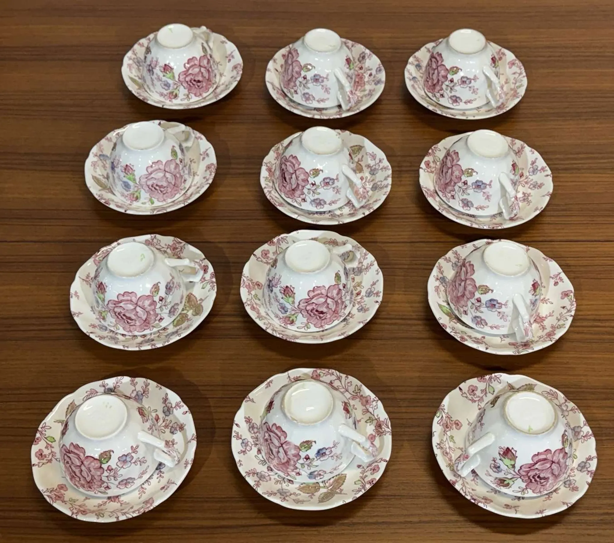 Coffee and tea service for 12 people in English porcelain by Johnson Bros.