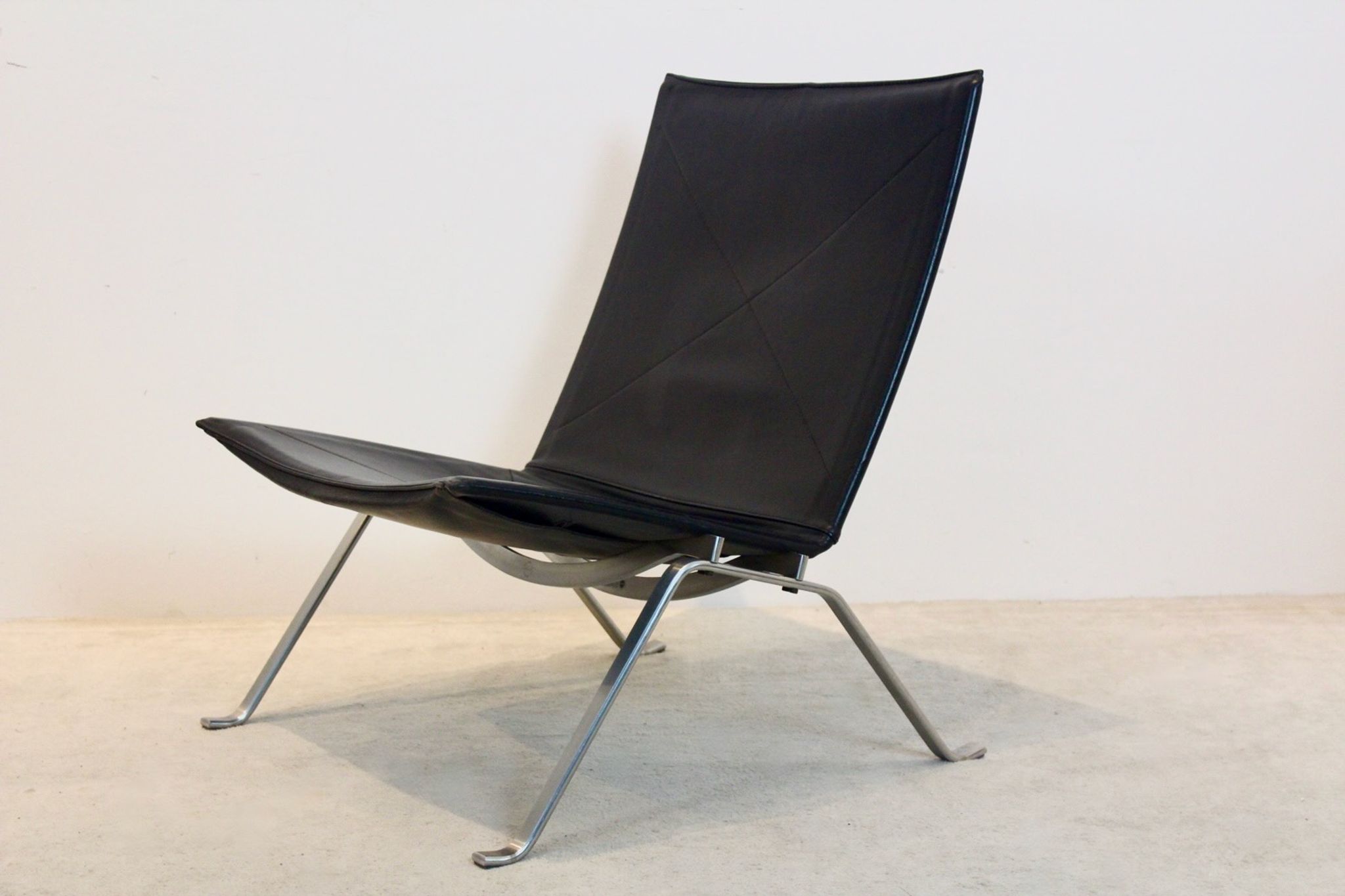 PK22 chair in black leather Poul Kjærholm for Fritz Hansen