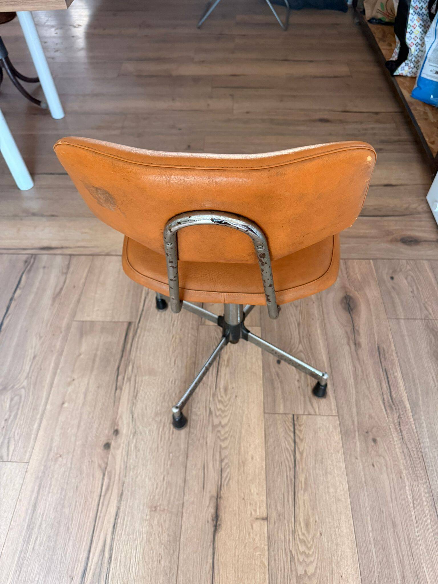 Chaise bienaise en métal et cuir