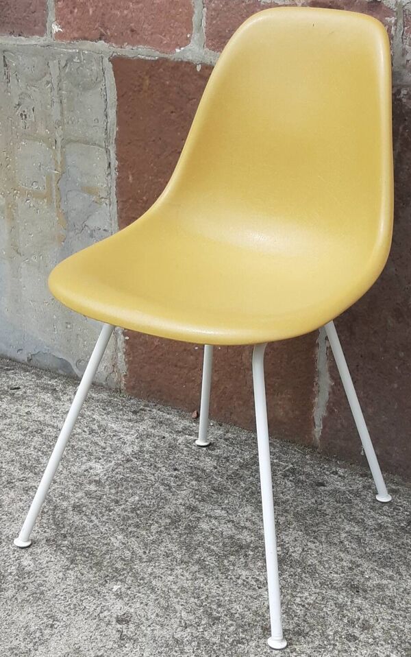 Chaise Eames Fiberglass DSX pour Vitra.
