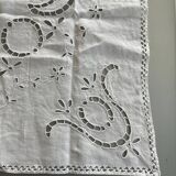 Nappe ancienne brodée richelieu en lin blanc