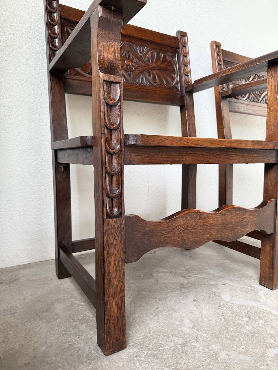 Paire de fauteuils style espagnol bois sculpté 1900