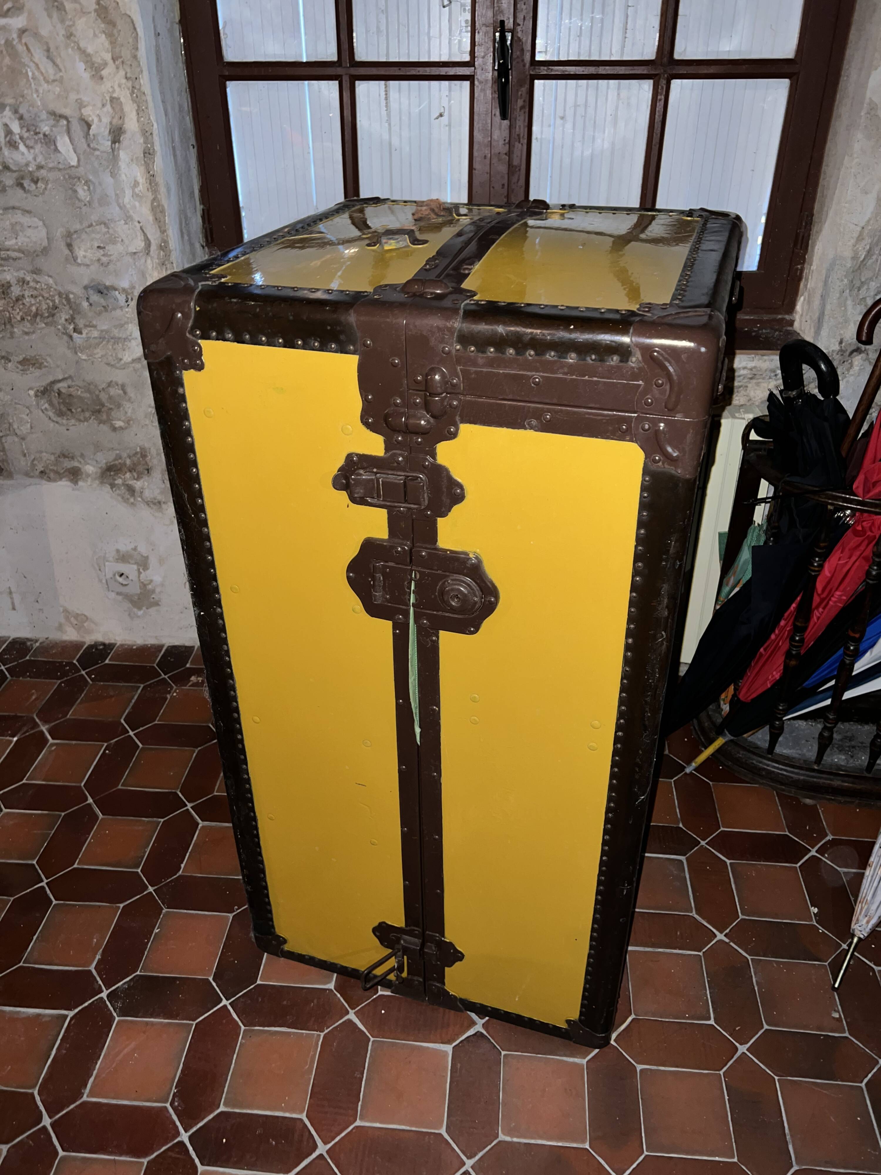 Malle de cabine ancienne avec son intérieur marque Mendel Trunx