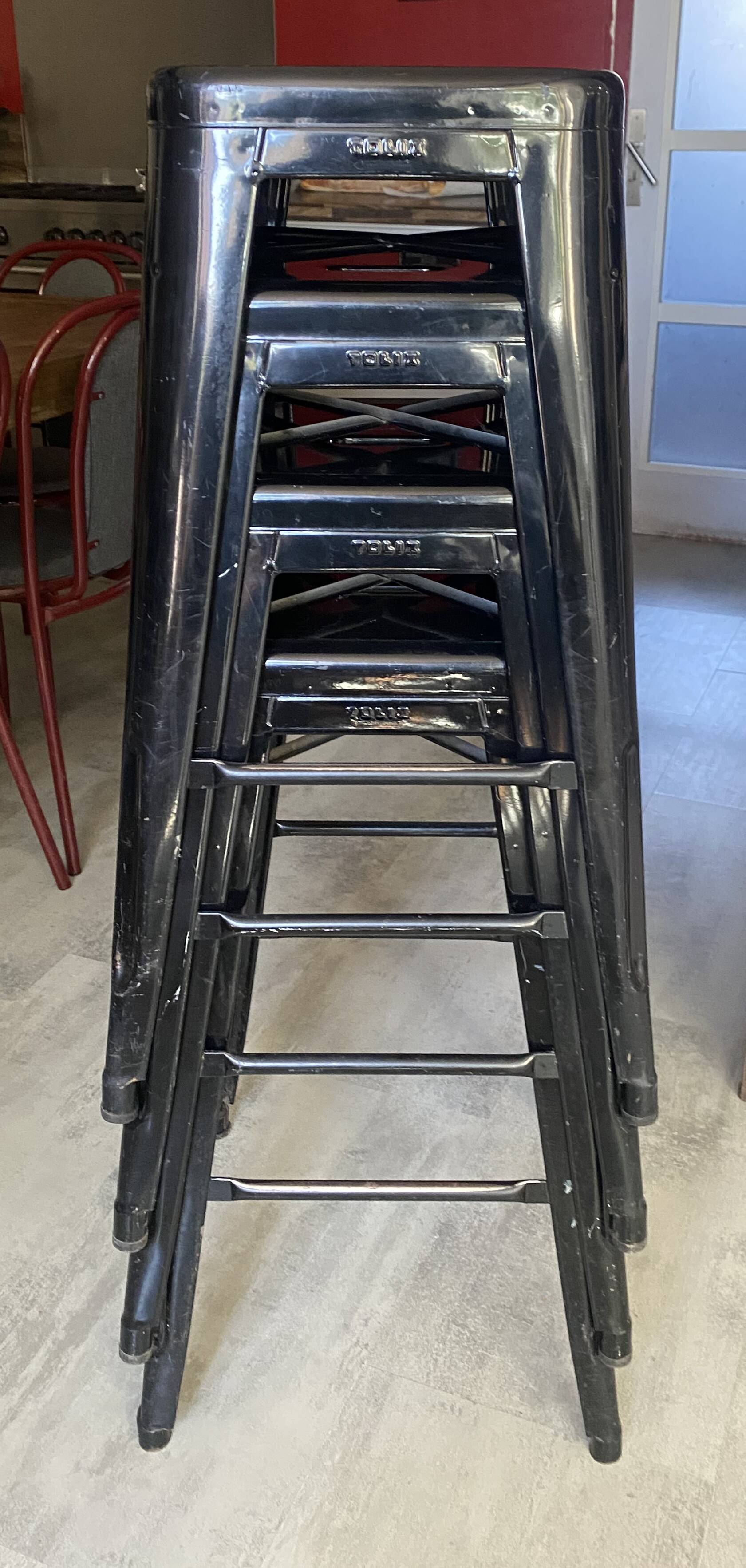 Tabouret haut de bar industriel tolix h75 empilables noir