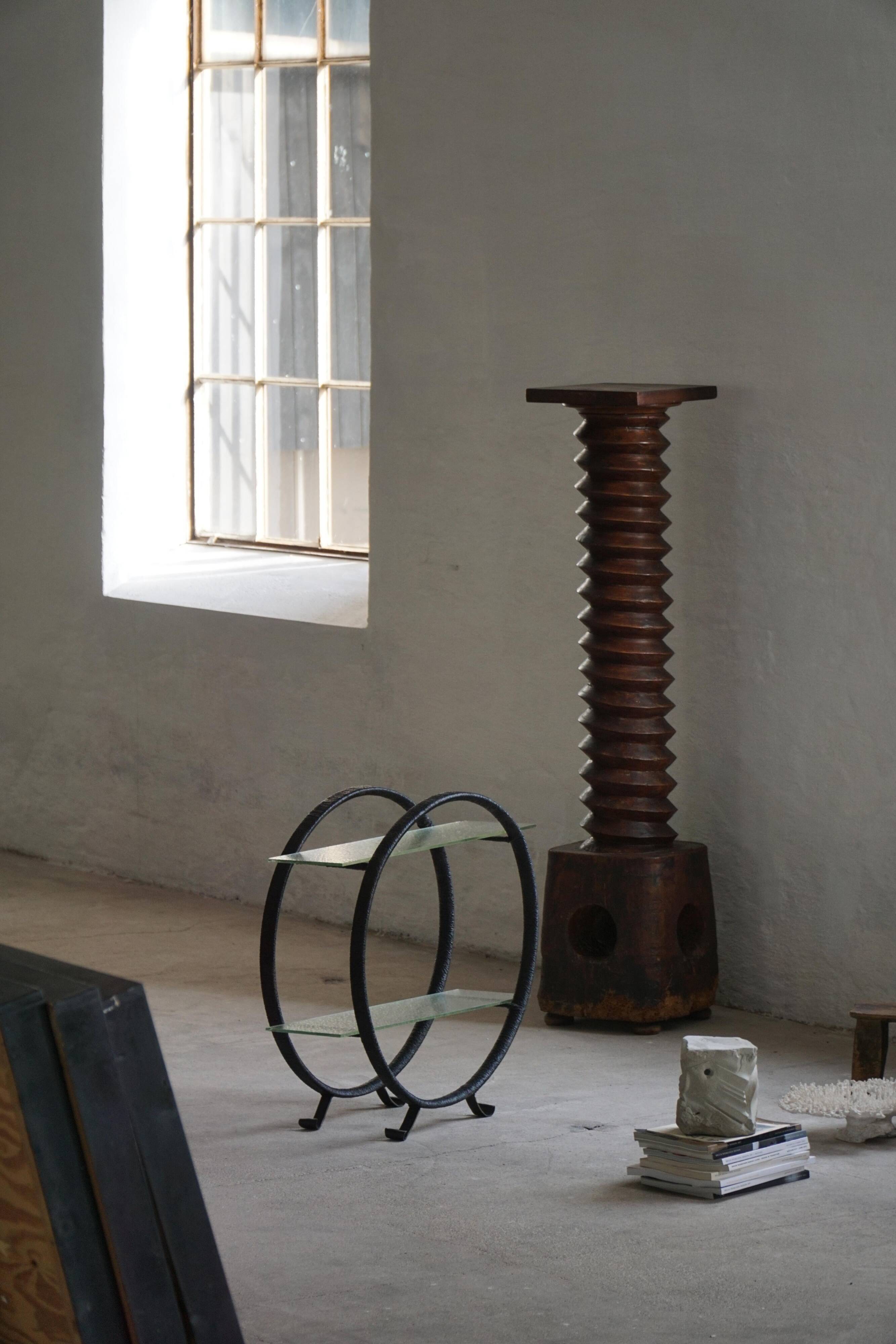 Decorative shelf unit, round metal frames with curved legs and glass shelves, 1960.