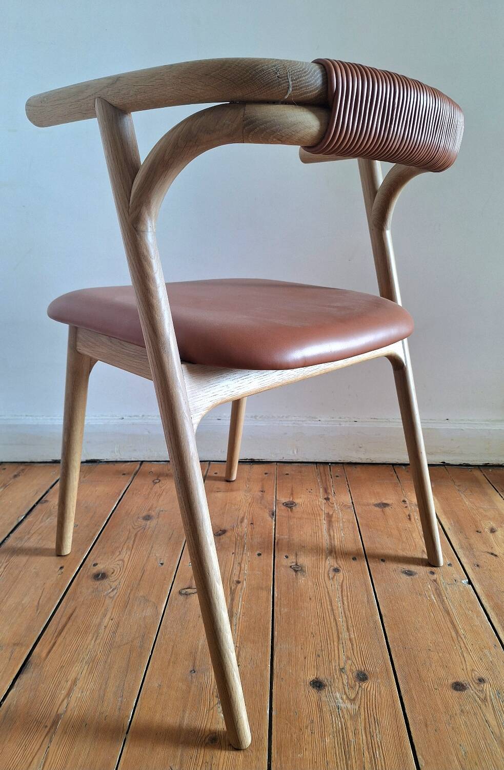 Fauteuil de table fermyo ampm chêne et cuir, siège design