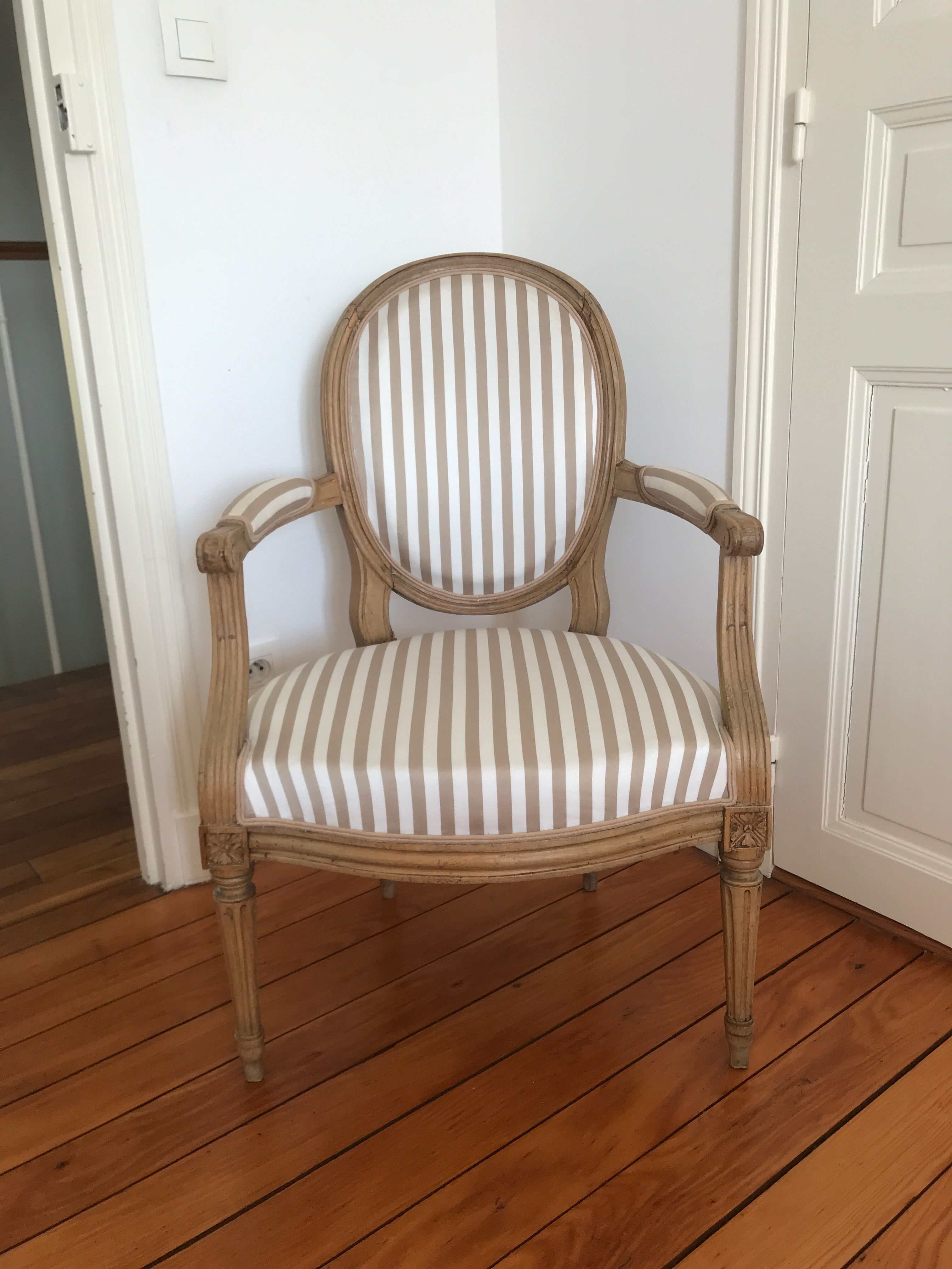 Paire de fauteuils à médaillon époque Louis XVI