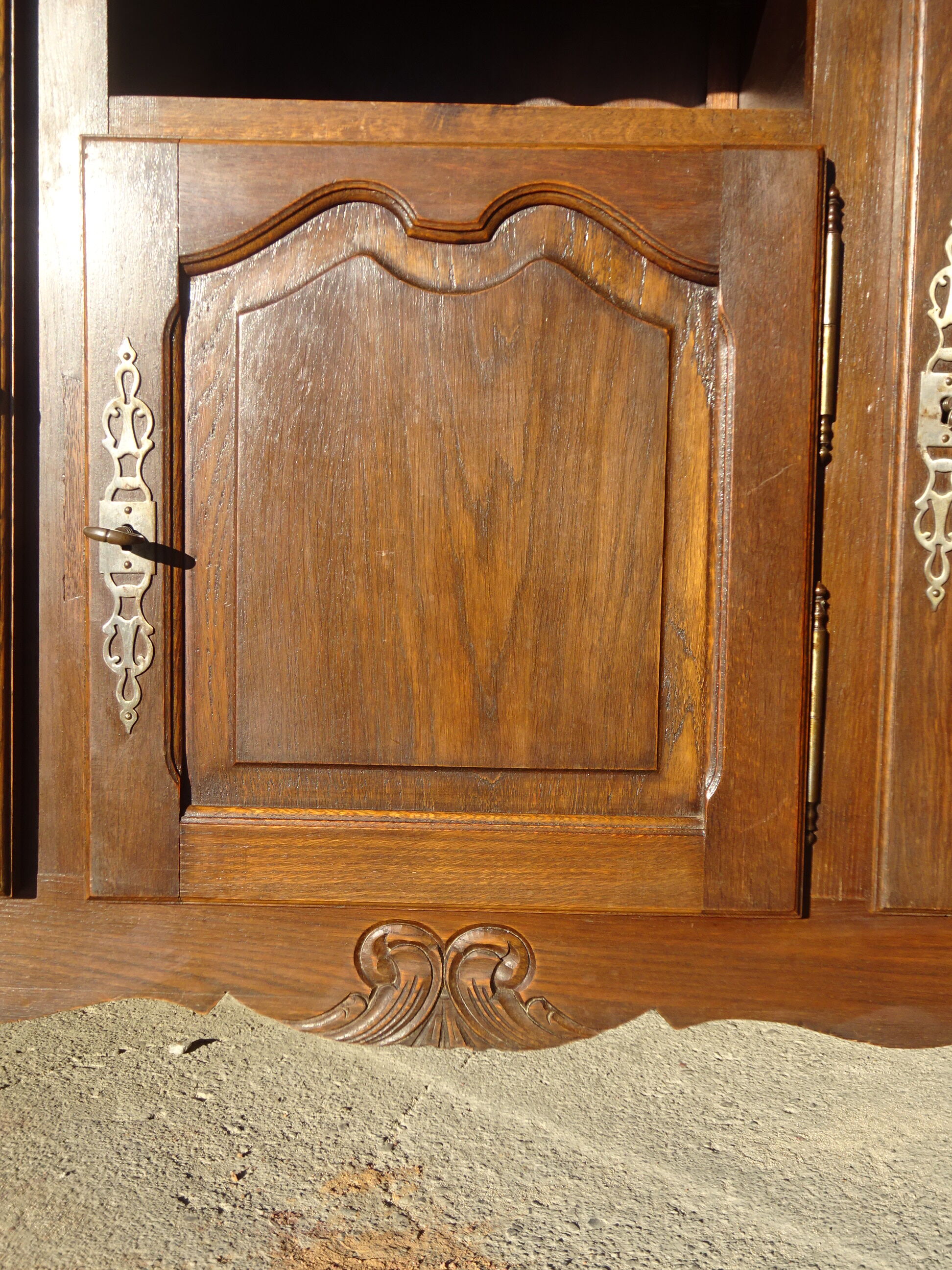 Provençal style oak enfilade