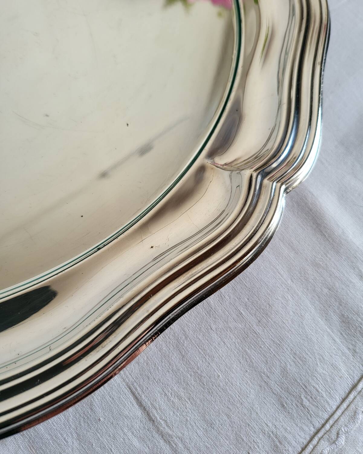 Round silver-plated serving dish with a glass base.