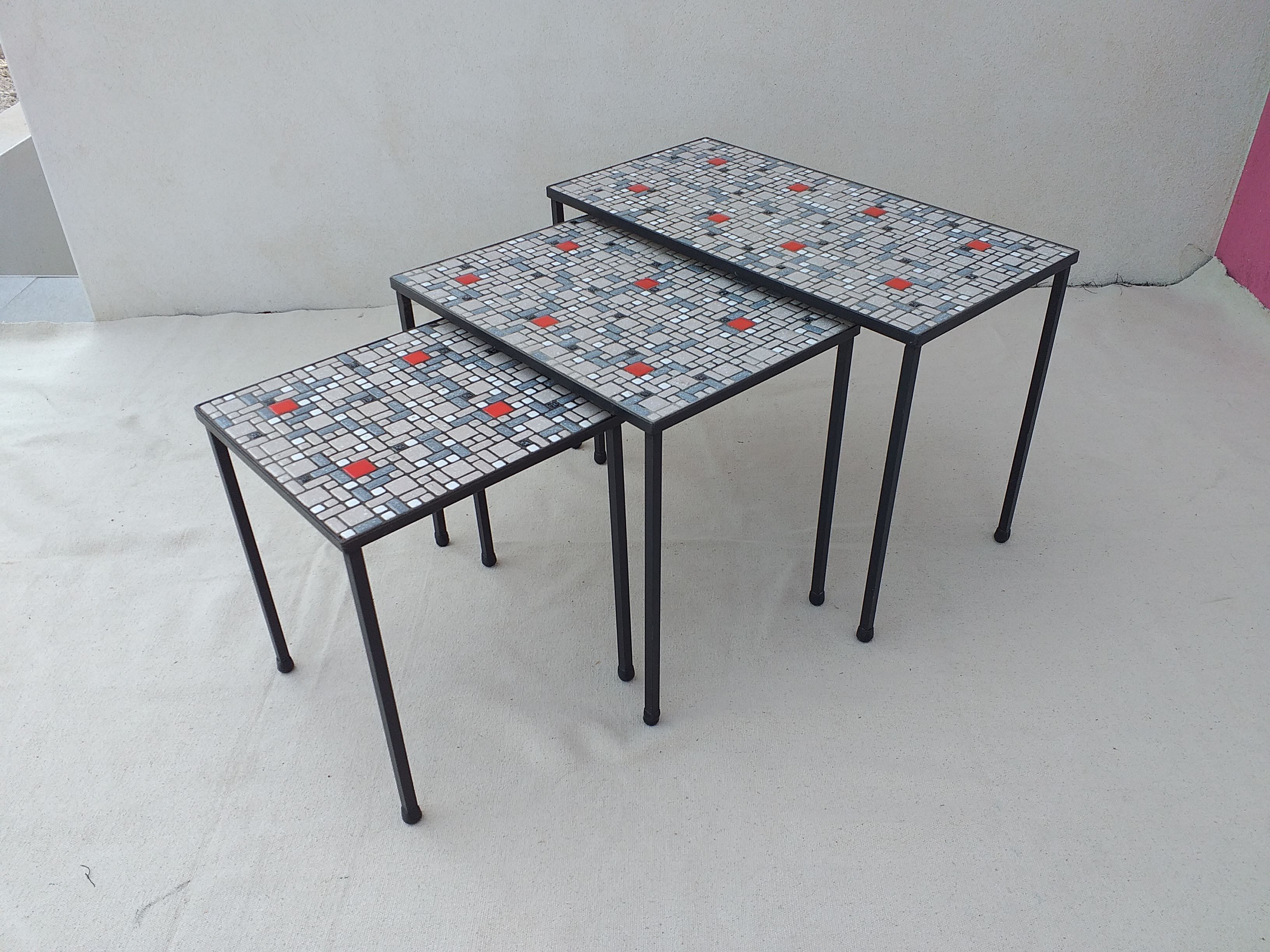 Pull-out tables  modernist ceramic