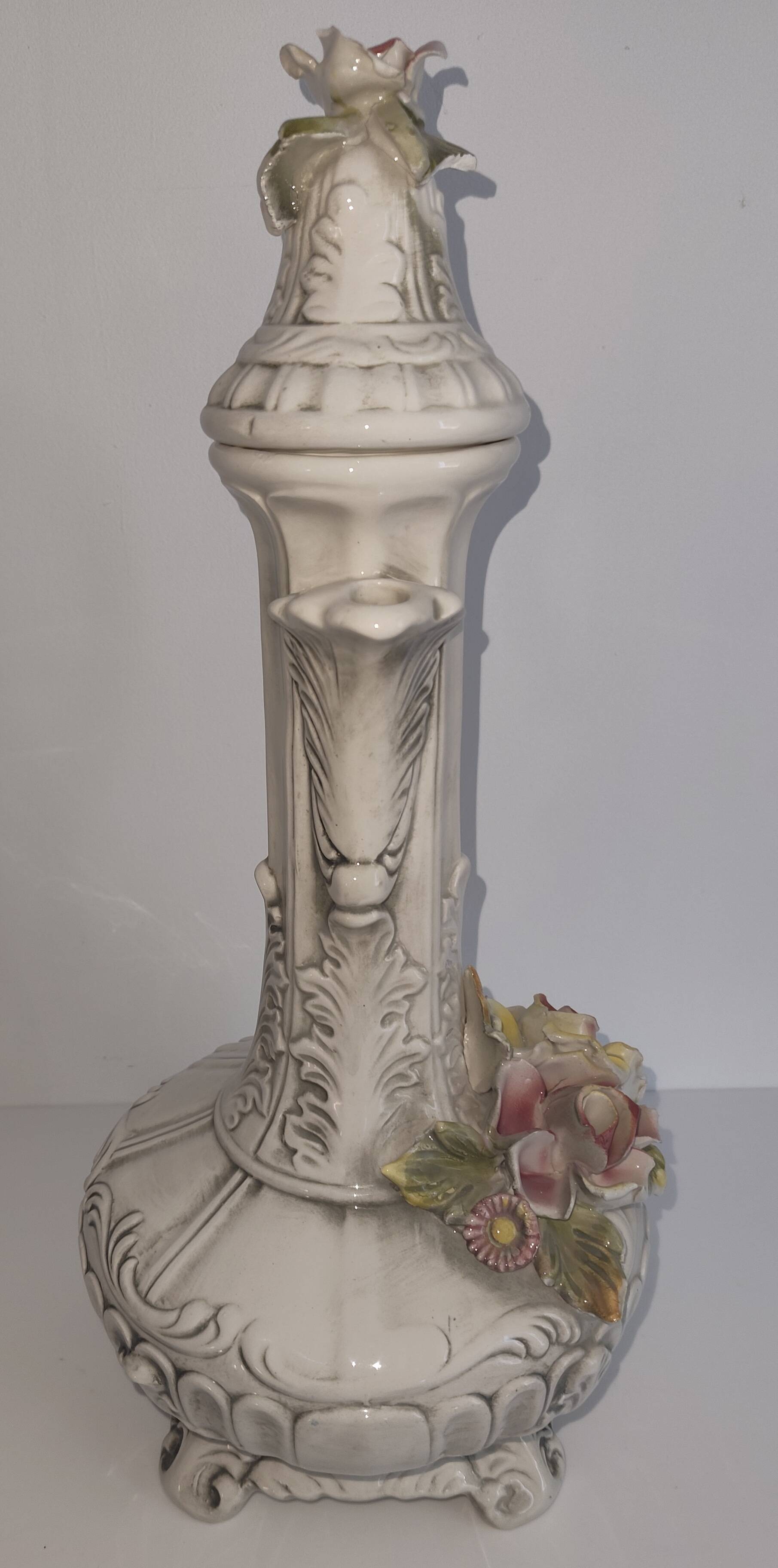 Pichet décoratif vintage en céramique italienne à décor floral en relief