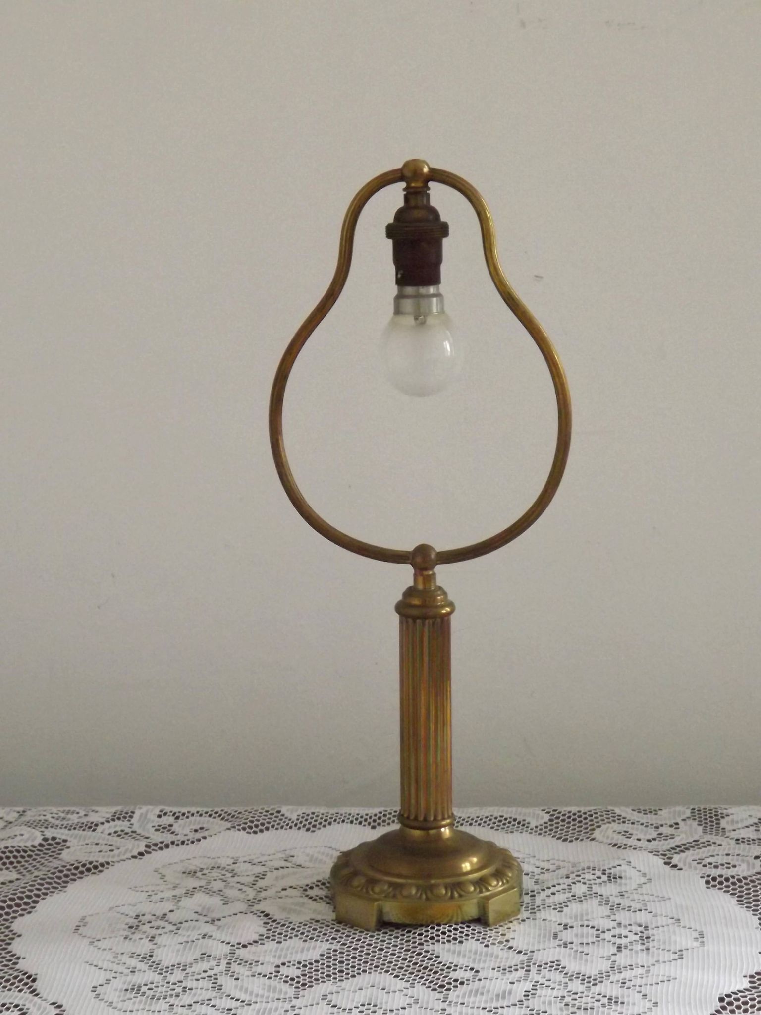 Lampe de table en laiton français vintage de style traditionnel avec base ronde.