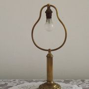 Lampe de table en laiton français vintage de style traditionnel avec base ronde.