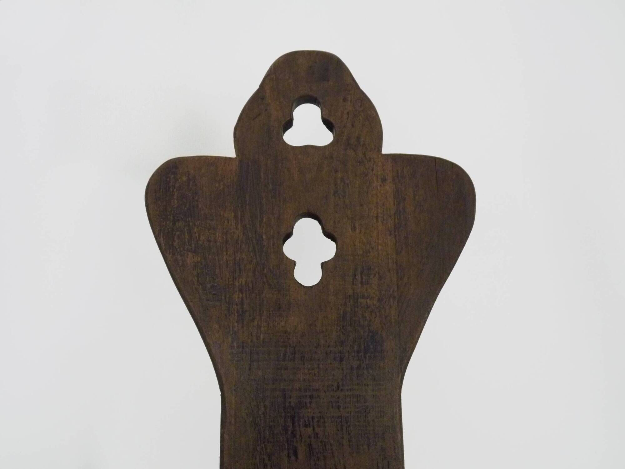 Brutalist tripod chair in raw wood. Solid wood chair. 1960s.