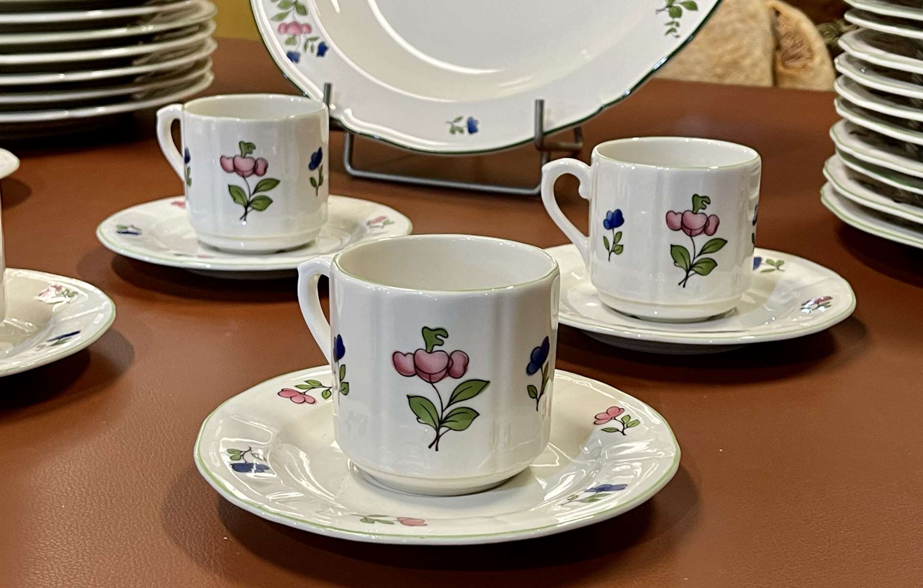 Gien porcelain table service, modern manufacture 31 pieces