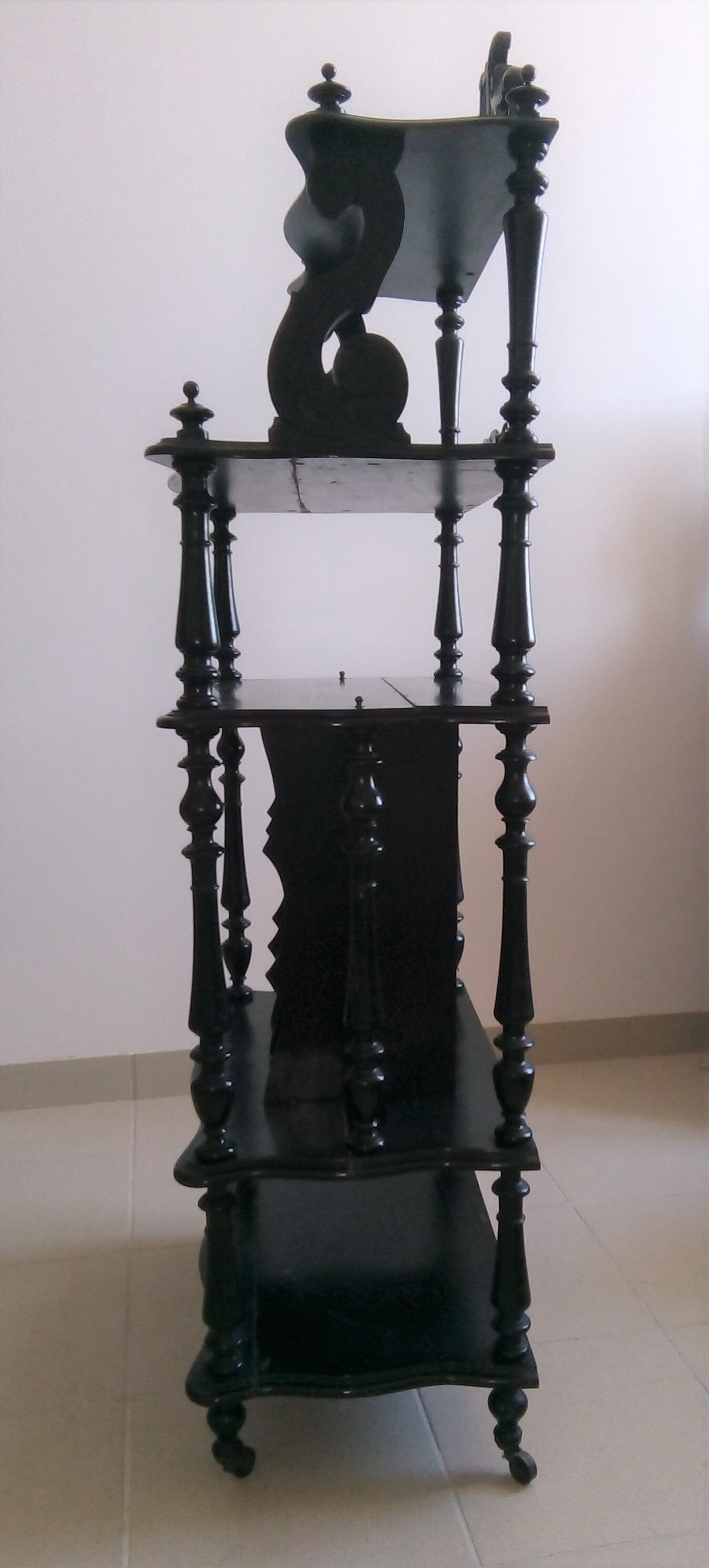 Black shelf 4 shelves on wheels