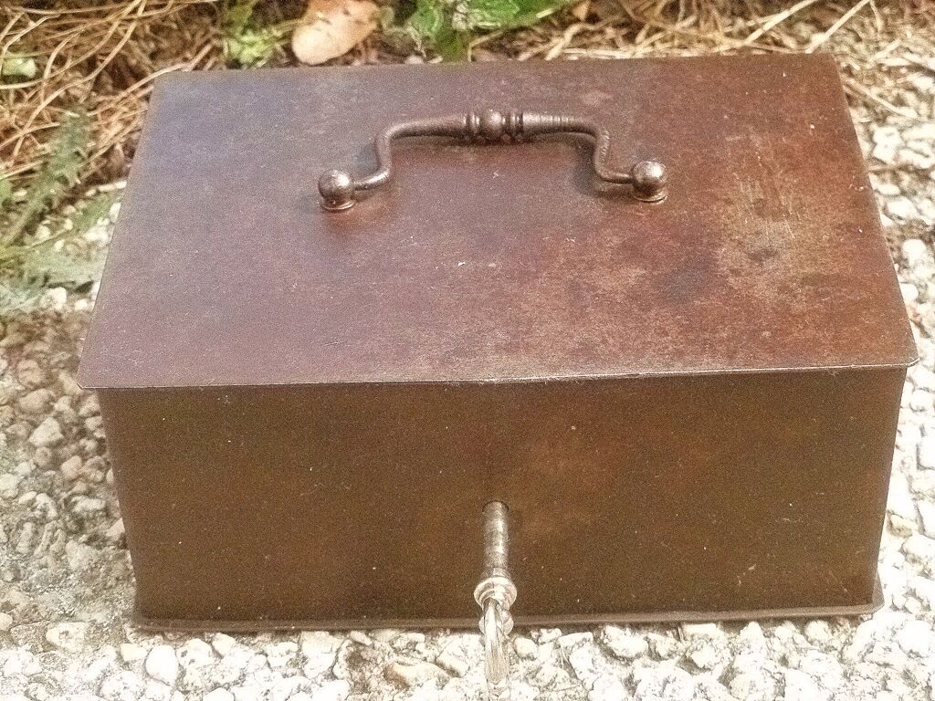 Cash register, metal safe with key