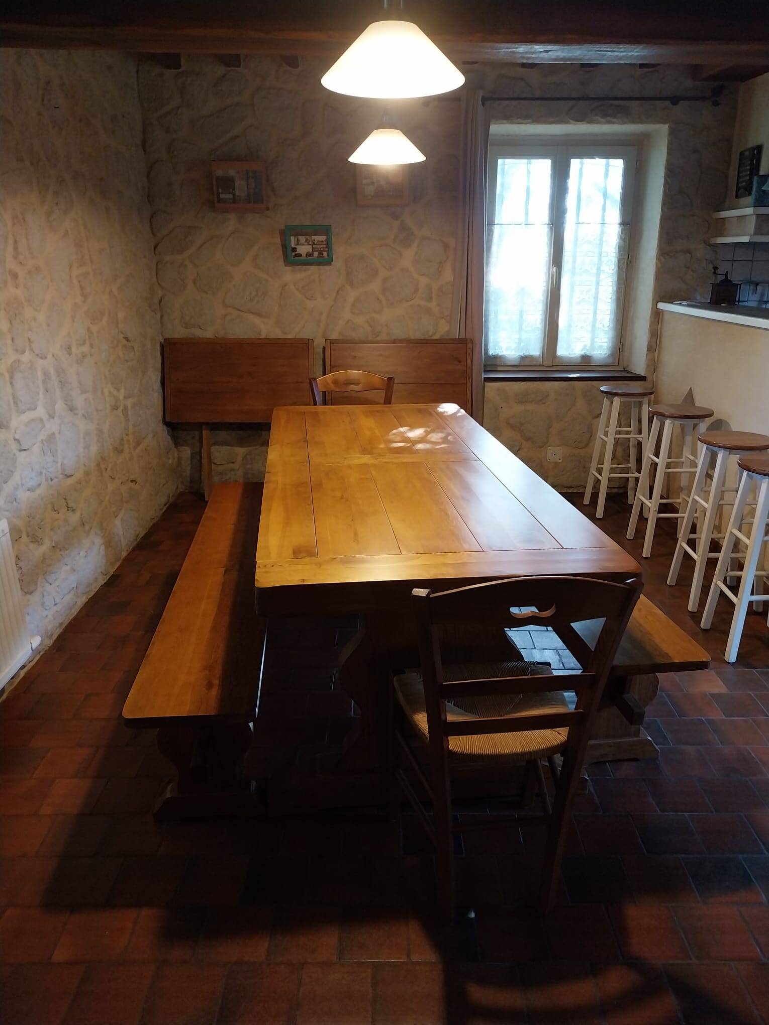 Set of solid oak abbey tables + 2 benches + 2 extension leaves