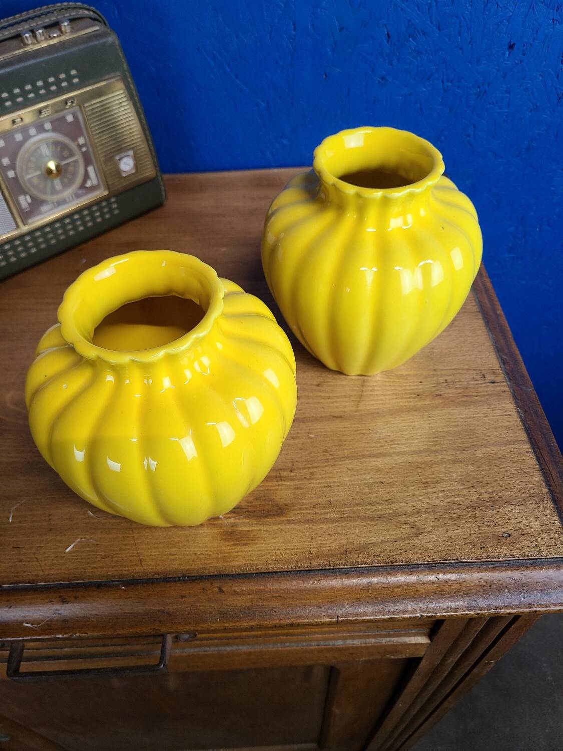 Paire de vase en émail jaune citron