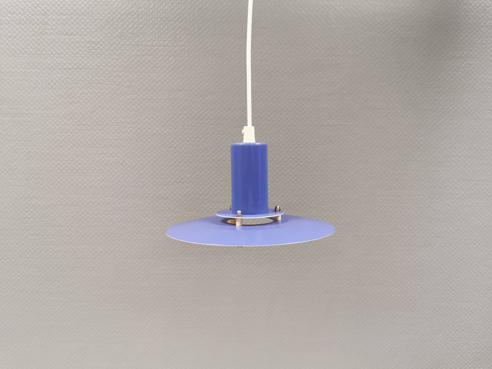 Une lampe suspendue minimaliste bleue de Lyfa Danemark des années 1980.