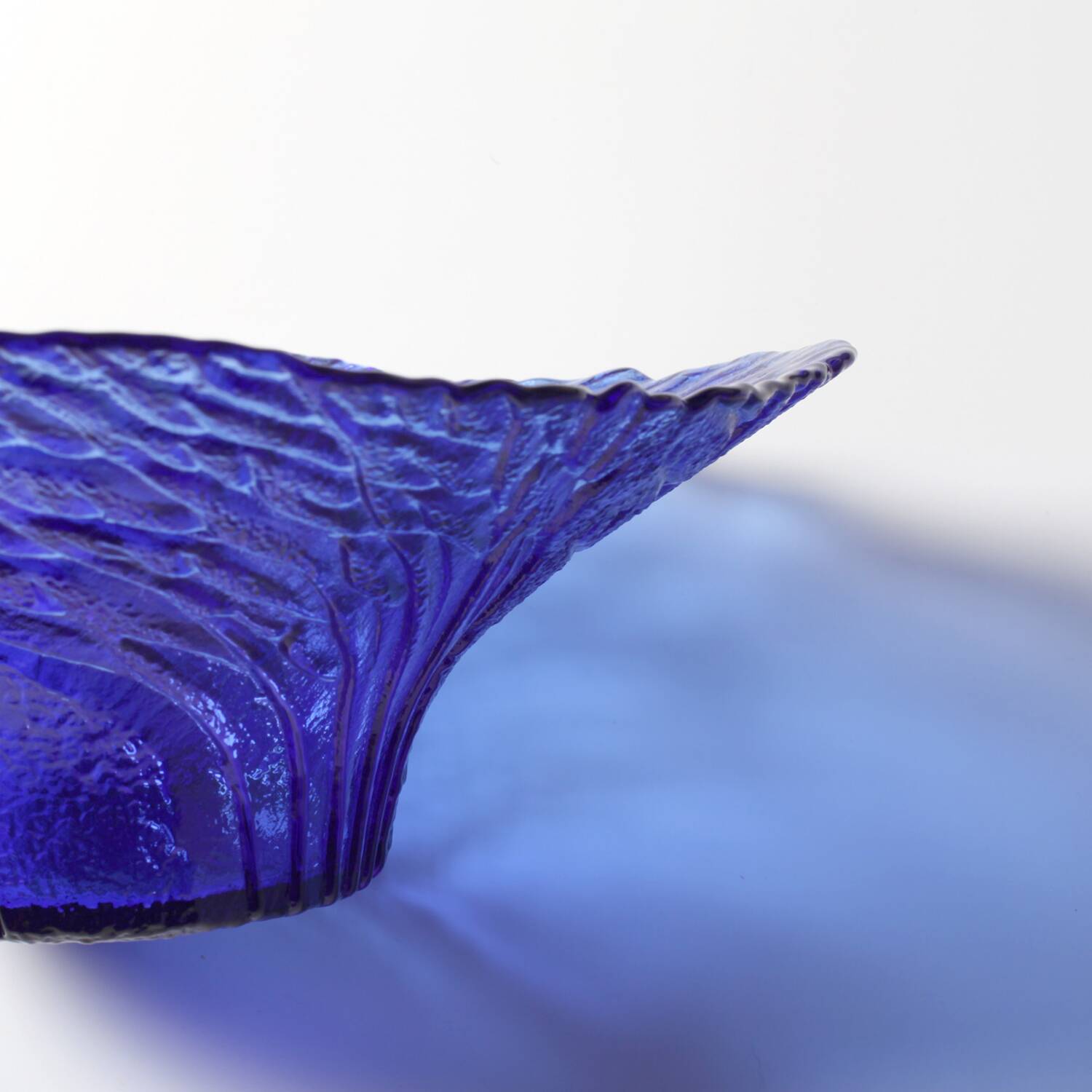 Bol en verre cobalt bleu du milieu du siècle : design finlandais 'Metsä', années 1970