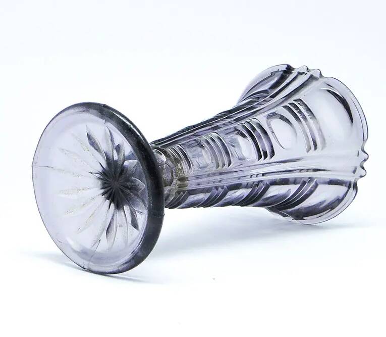 Vase moderne du milieu du siècle, en verre améthyste pressé, Huta Libohovice, Tchécoslovaquie, années 1960.