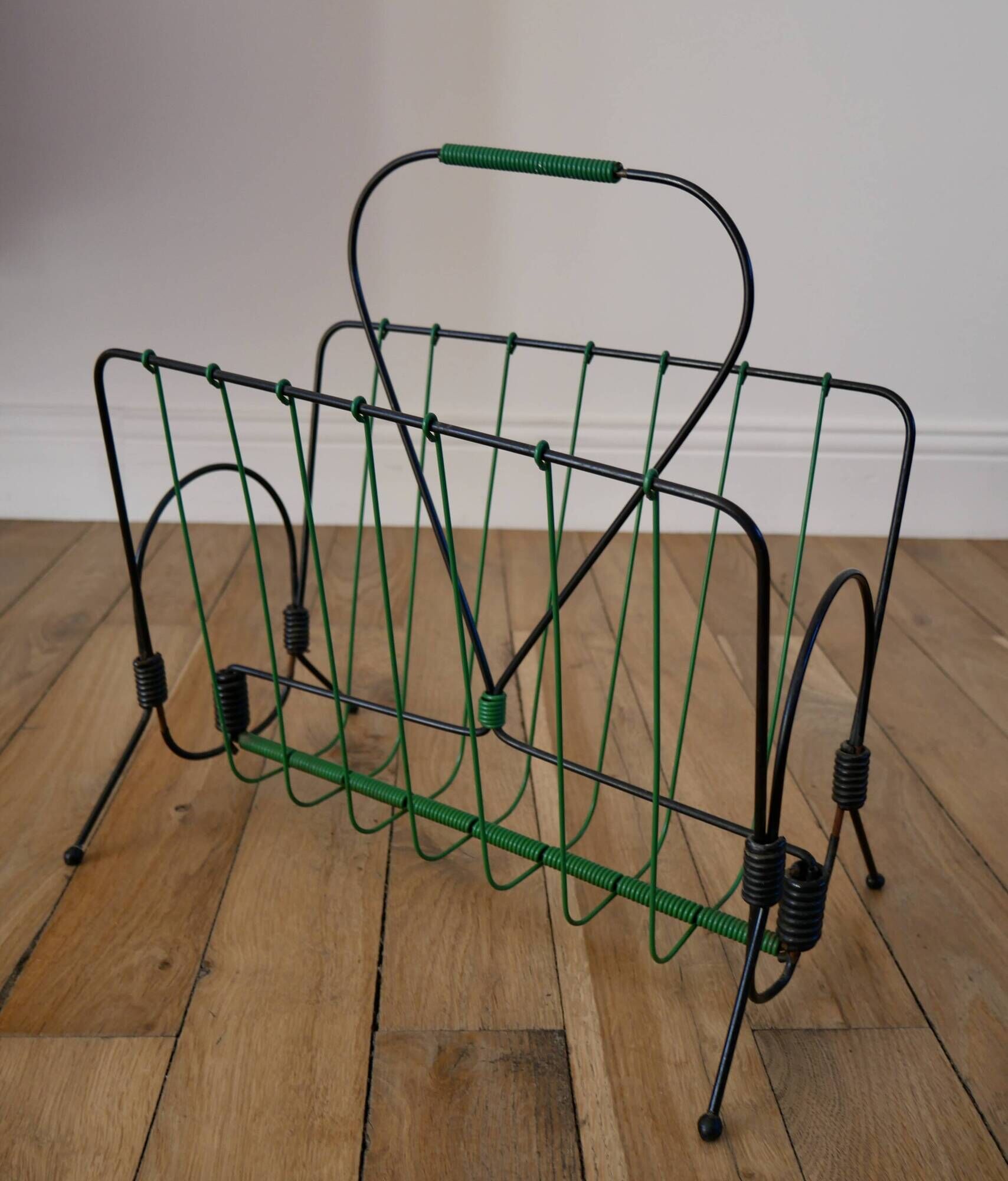 Magazine holder in green scoubidou and black metal from the 60s
