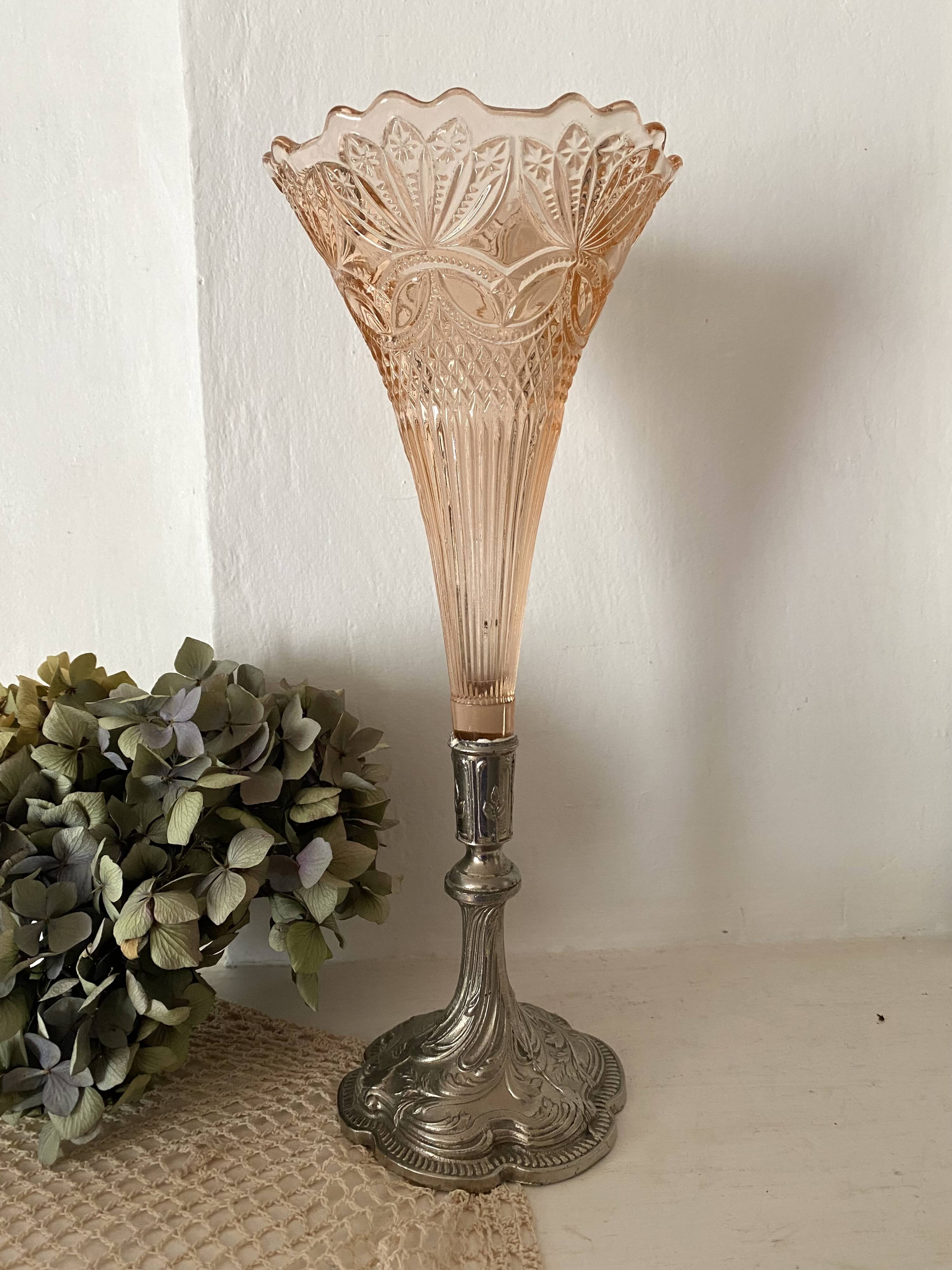 Art Nouveau cornet vase, tulip centerpiece