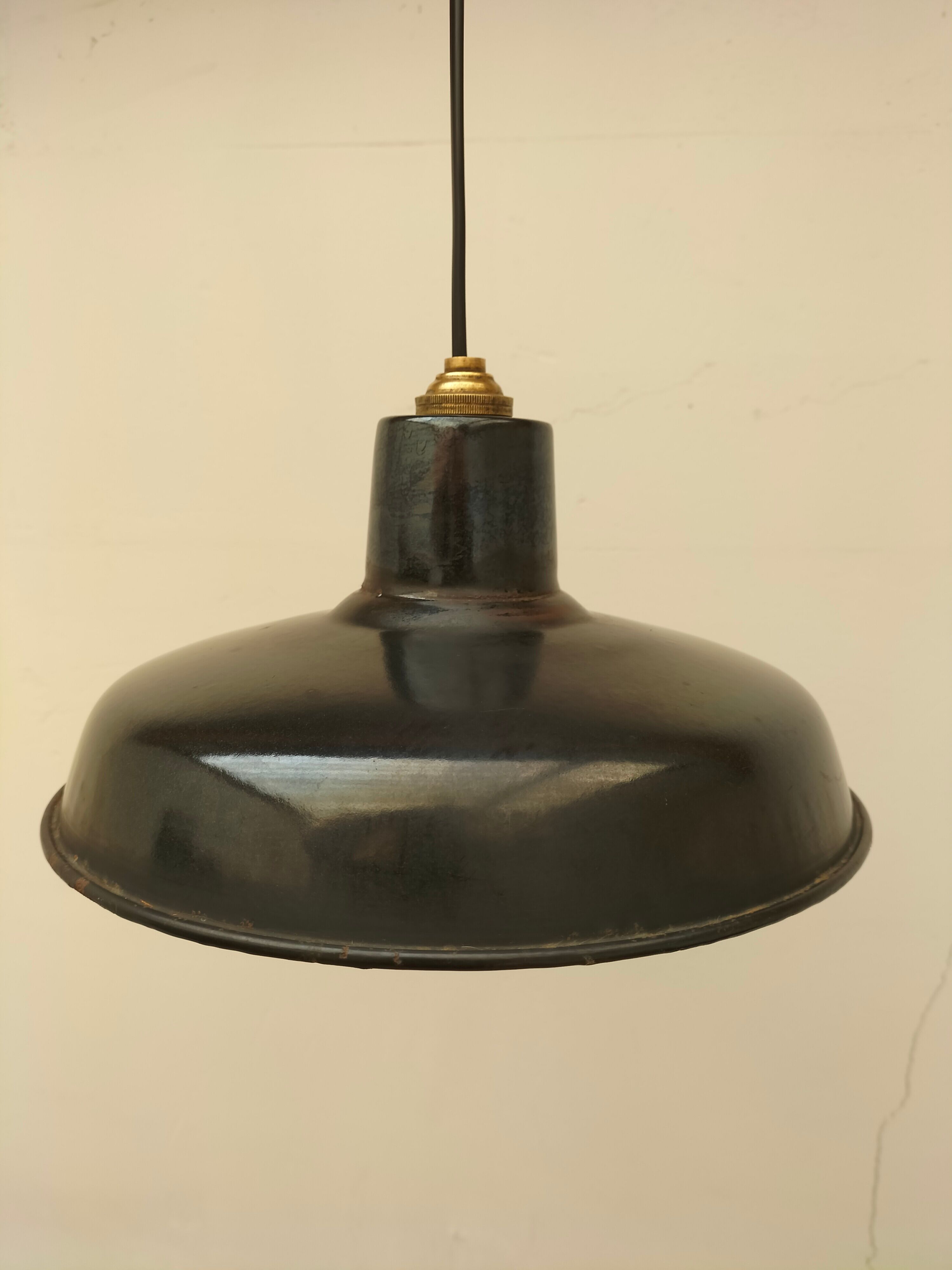 Industrial lamp in enamelled sheet metal