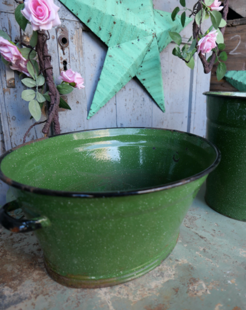 Lot of 3 pieces enamelled basins and bucket