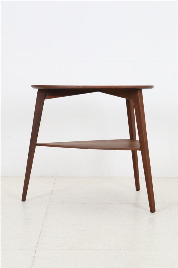 Rare mid-century walnut side table / coffee table with shelf by Jørgen Aakjær Jørgensen for Møbelintarsia / Danish modern design / 1960s