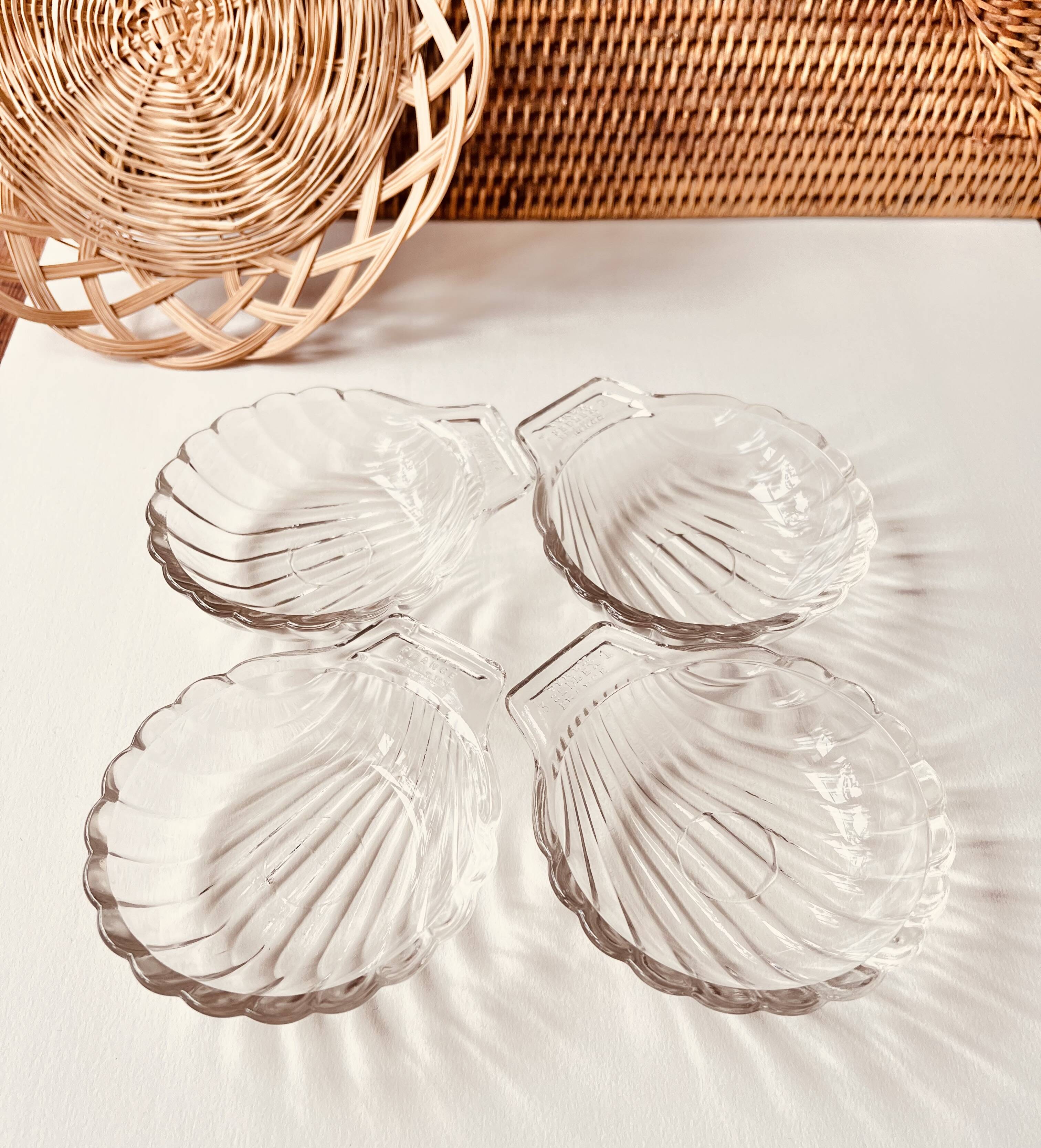 4 shell-shaped cups