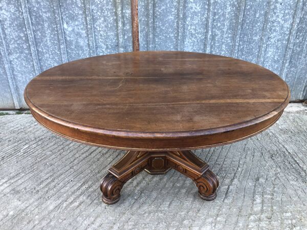 Table ovale en noyer massif d’époque NIII a piétement centrale extensible.