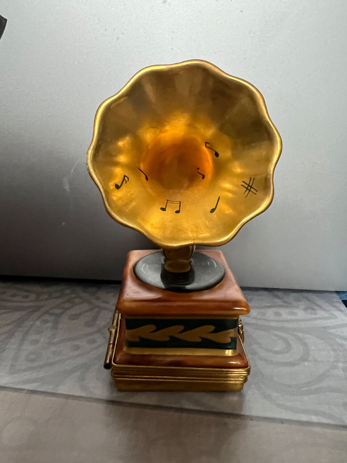 Gramophone record player with Limoges horn