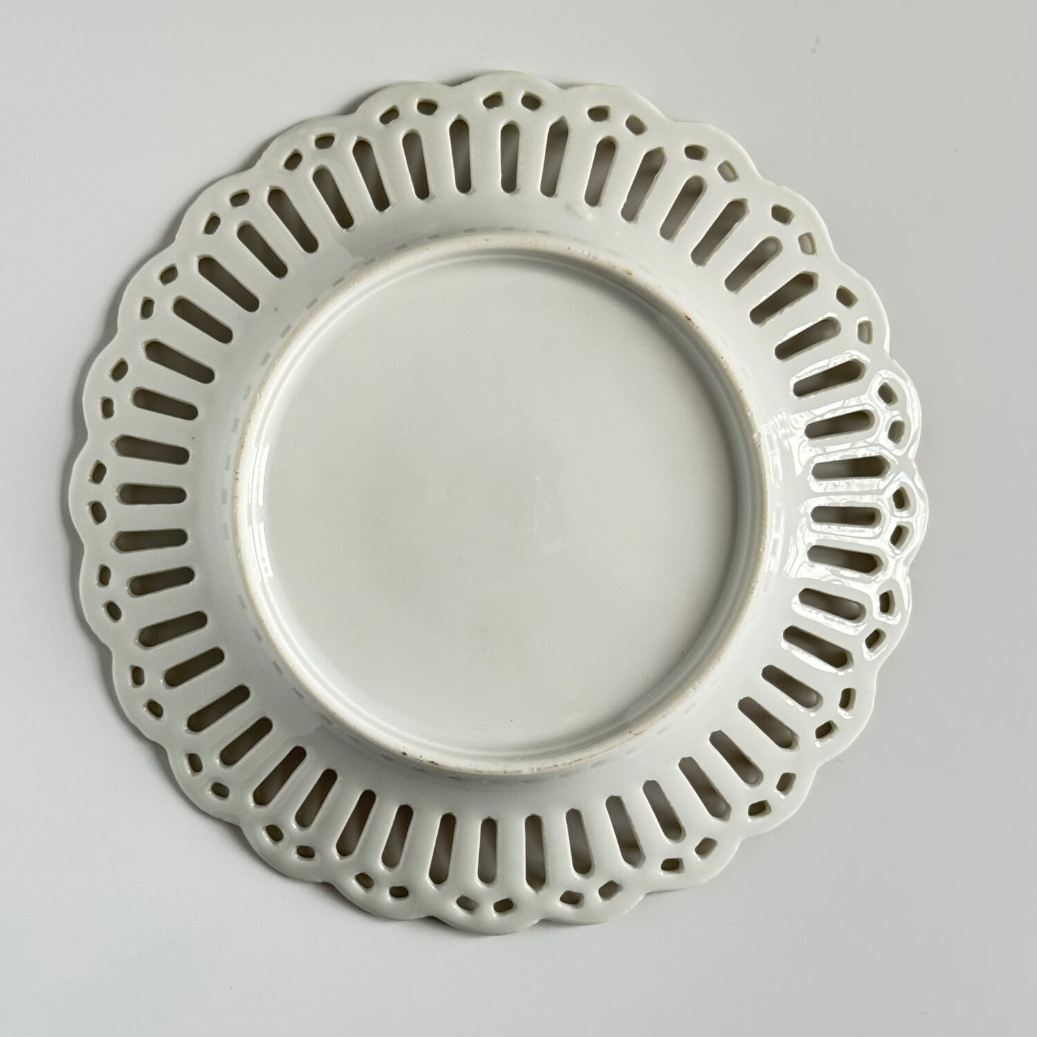 Pair of openwork porcelain plates decorated with roses