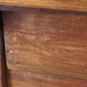 Table basse du milieu du siècle  Tiroir sculpté, détails rustiques avec clous apparents