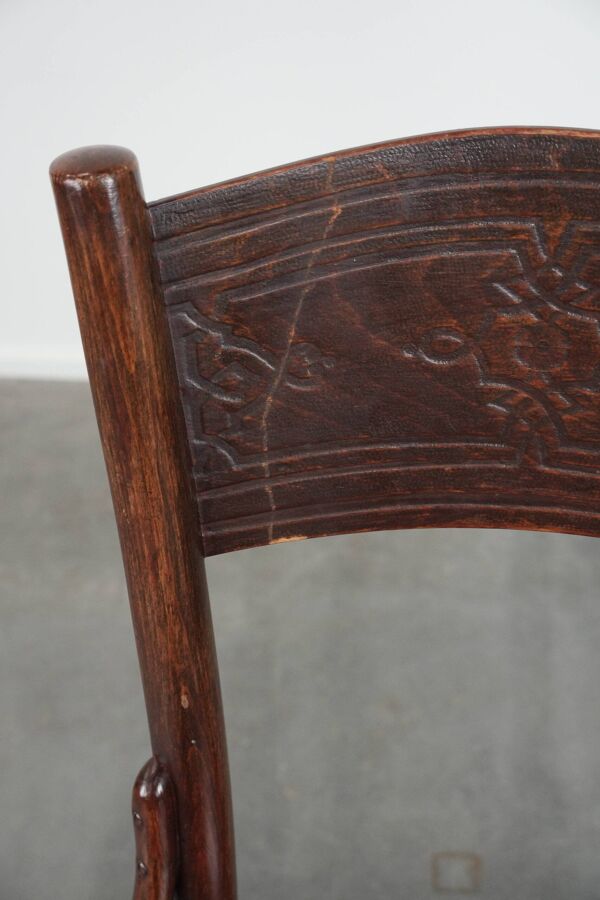Ensemble de cinq chaises de bistrot en bois vintage au design Cosmos avec des détails époustouflants.